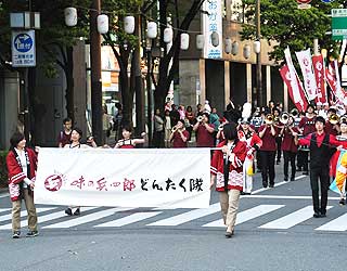 横断幕を先頭に。